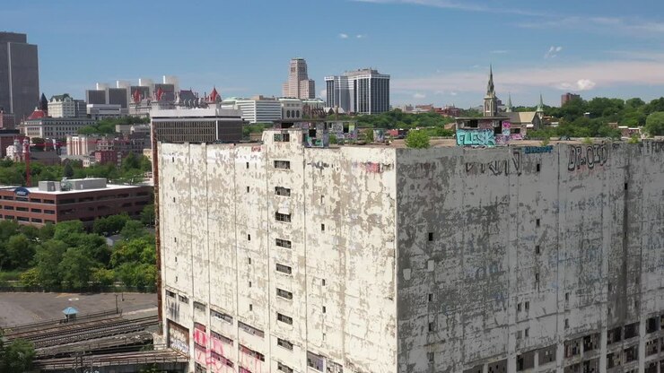Edifício abandonado em Albany, Nova Iorque, com vídeo de drone em movimento descendente.