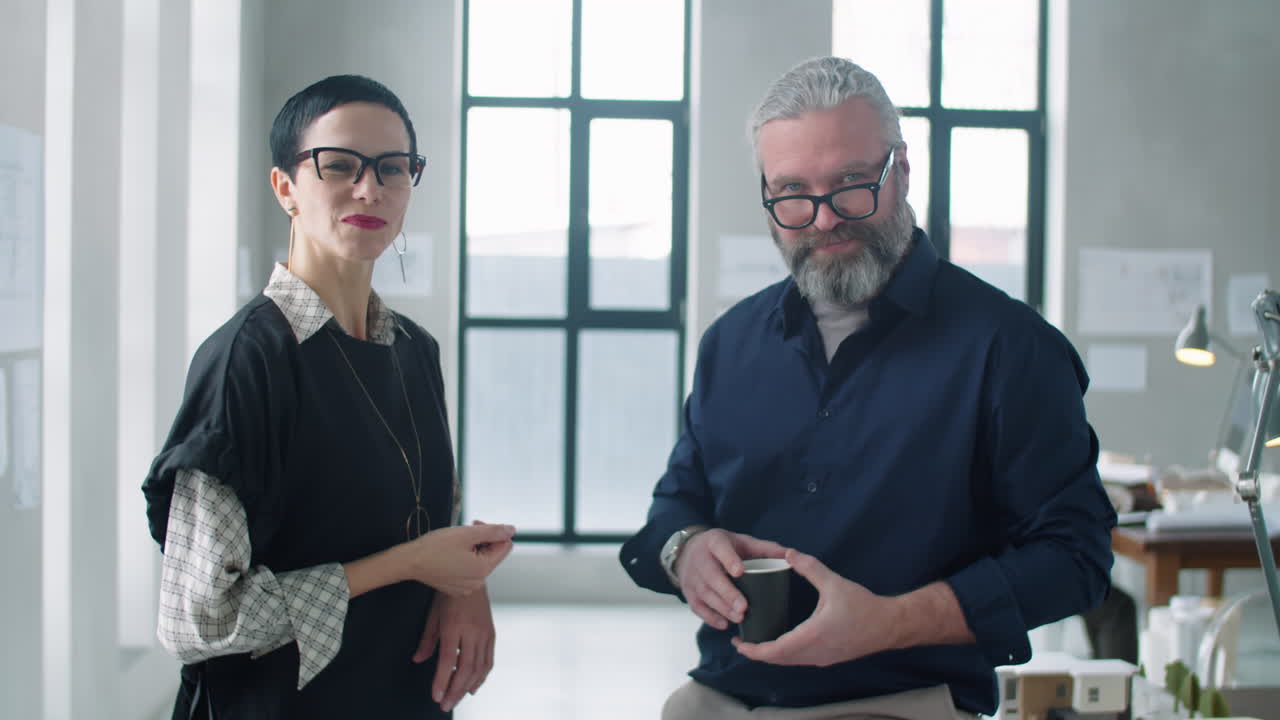 retrato de un hombre de negocios sénior con un alegre colega de mediana edad en la oficina