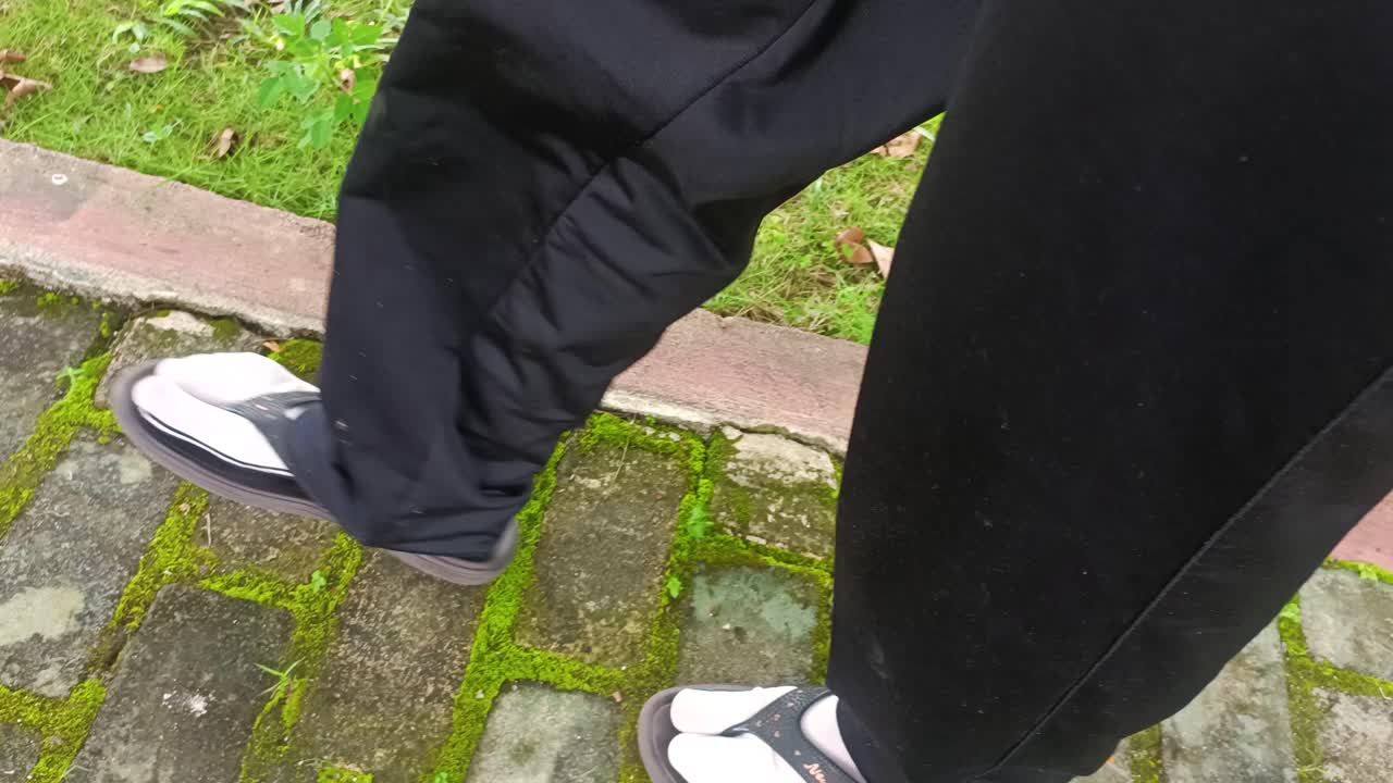 샌달과 양말을 입고 는 발의 근접