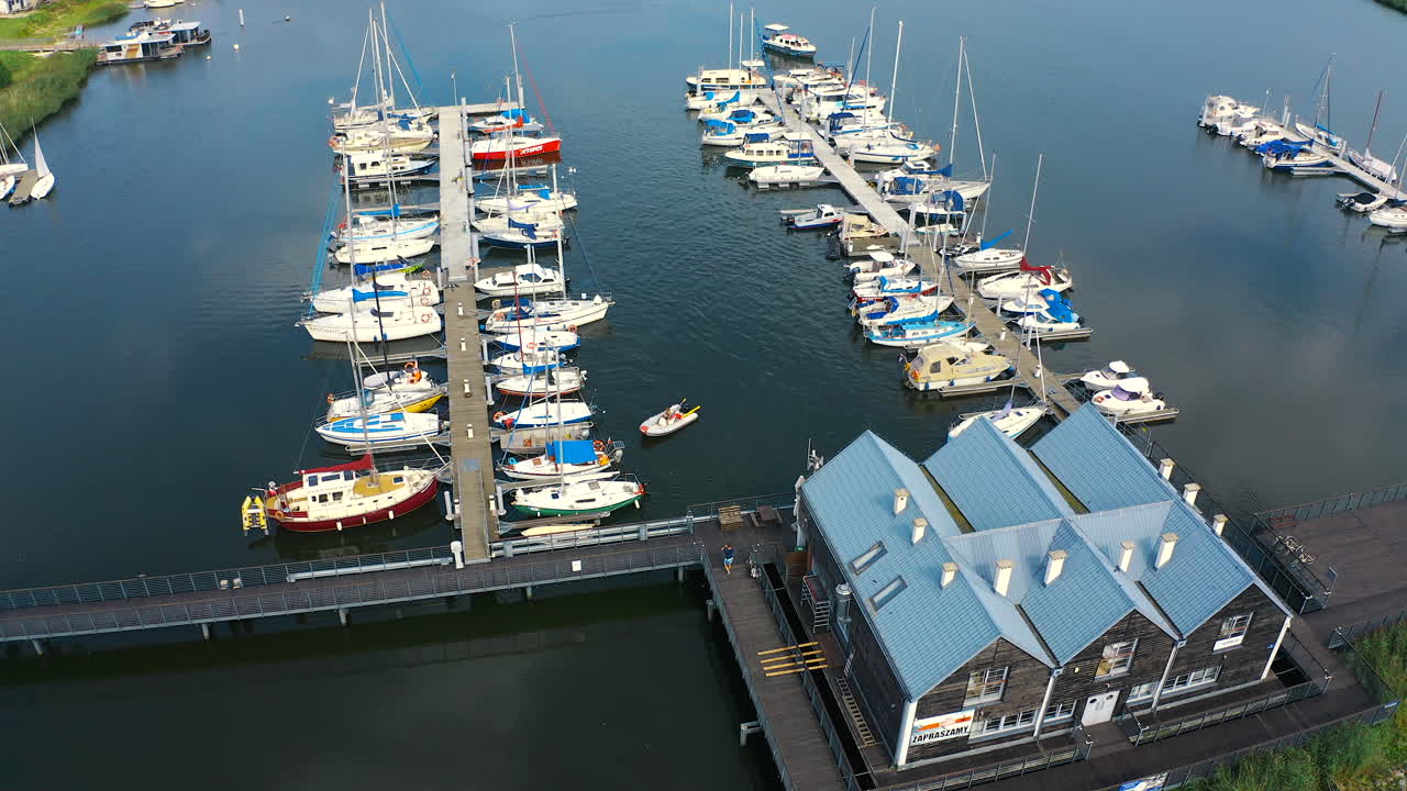 Luftfoto av drone som flyr rundt marina med fortøyde yachter i Blotnik, Pommern, Polen