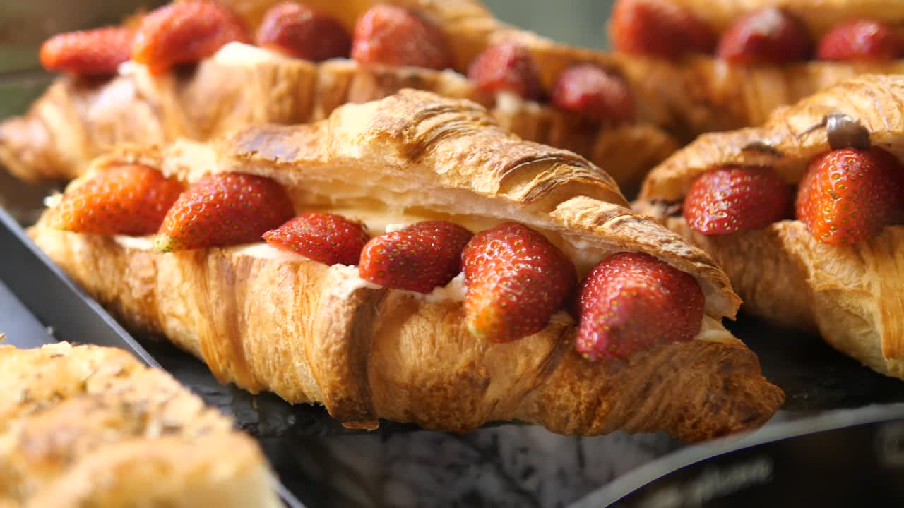Deliziosi croissant fragola e panna in mostra