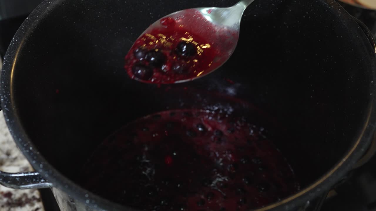 잼을 만들기 위해 냄비에 끓인 딸기 냄비 - 슬로우 모션으로 저어줍니다.
