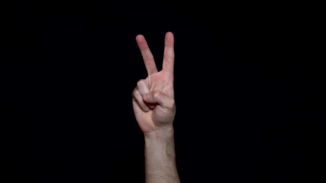 Persona che fa il segno della pace