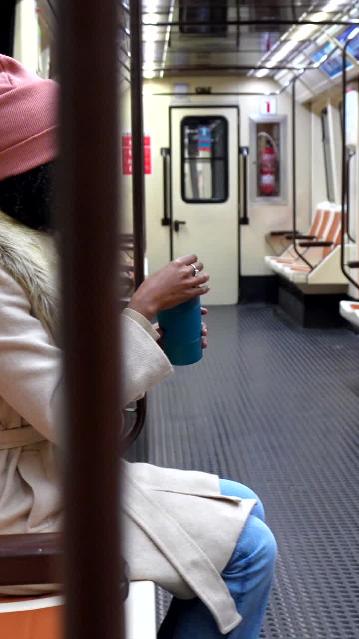 지하철 열차에 있는 여자