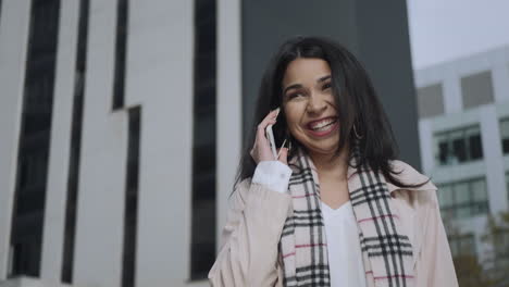 Mujer-De-Negocios-Hablando-De-Teléfono-Inteligente-En-La-Calle.-Profesional-Femenina-Usando-Teléfono-Celular