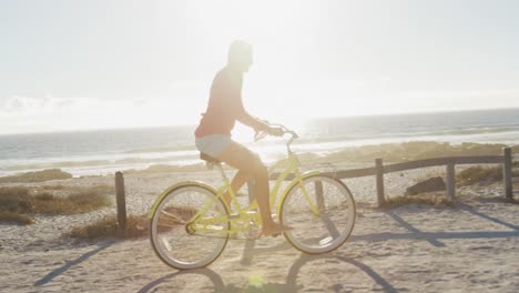 Glückliche-Kaukasische-Frau,-Die-Am-Strand-Am-Meer-Fahrrad-Fährt