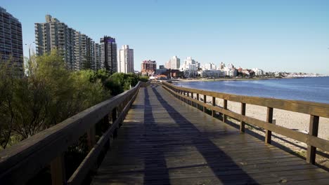 Paseo-Marítimo-De-La-Playa-Con-La-Ciudad.-Punta-Del-Este,-Uruguay