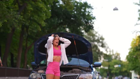 mujer con coche averiado