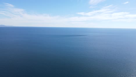 Calmante-Océano-Abierto-Y-Tenues-Nubes-Llenas-De-Fondo-De-Cielo