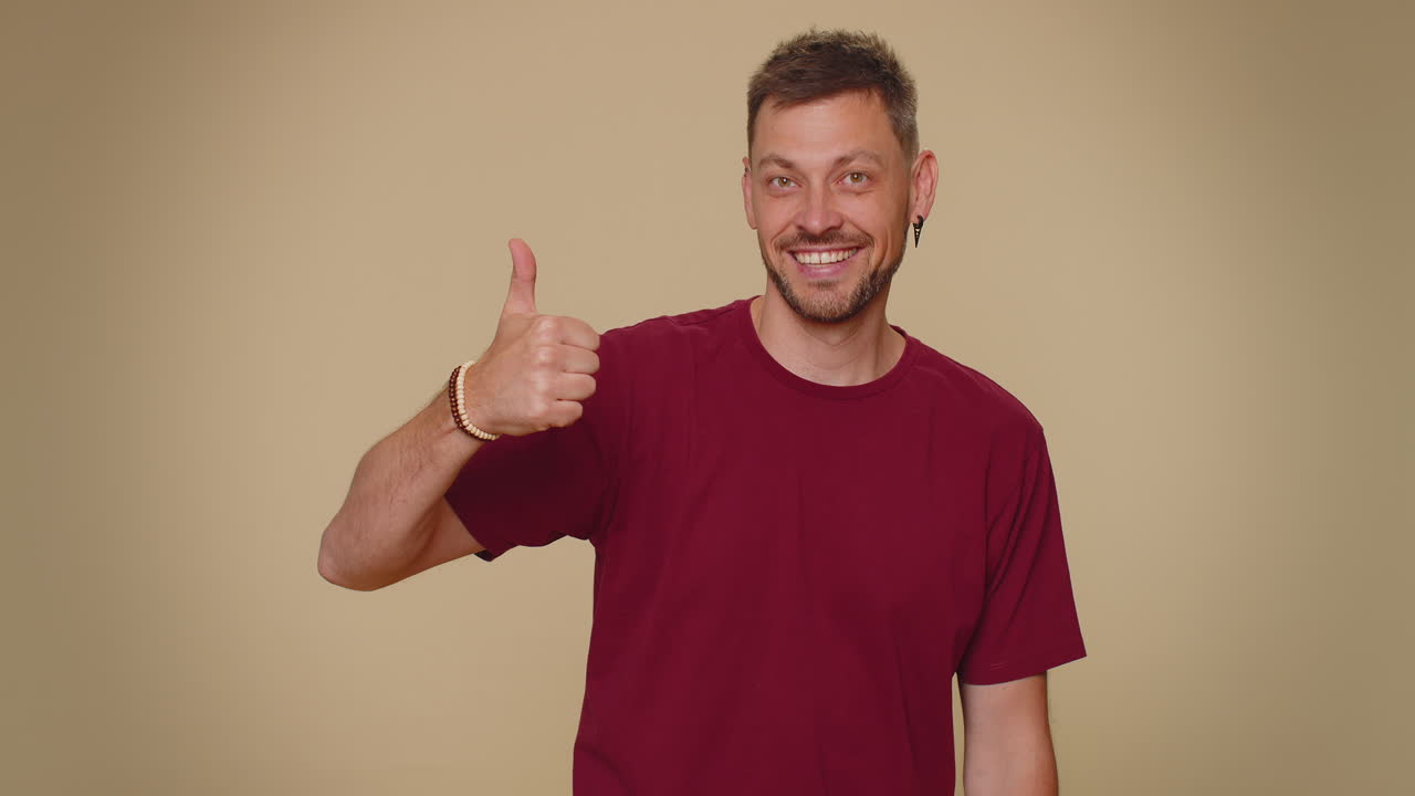 hombre apuntando hacia abajo, gestando suscribirse, ok gustar y seguir, mostrando lugar para información comercial