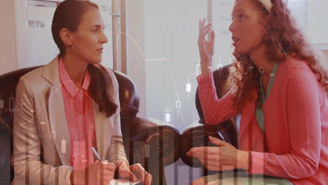animación de procesamiento de datos sobre mujeres de negocios caucásicas hablando en la oficina.