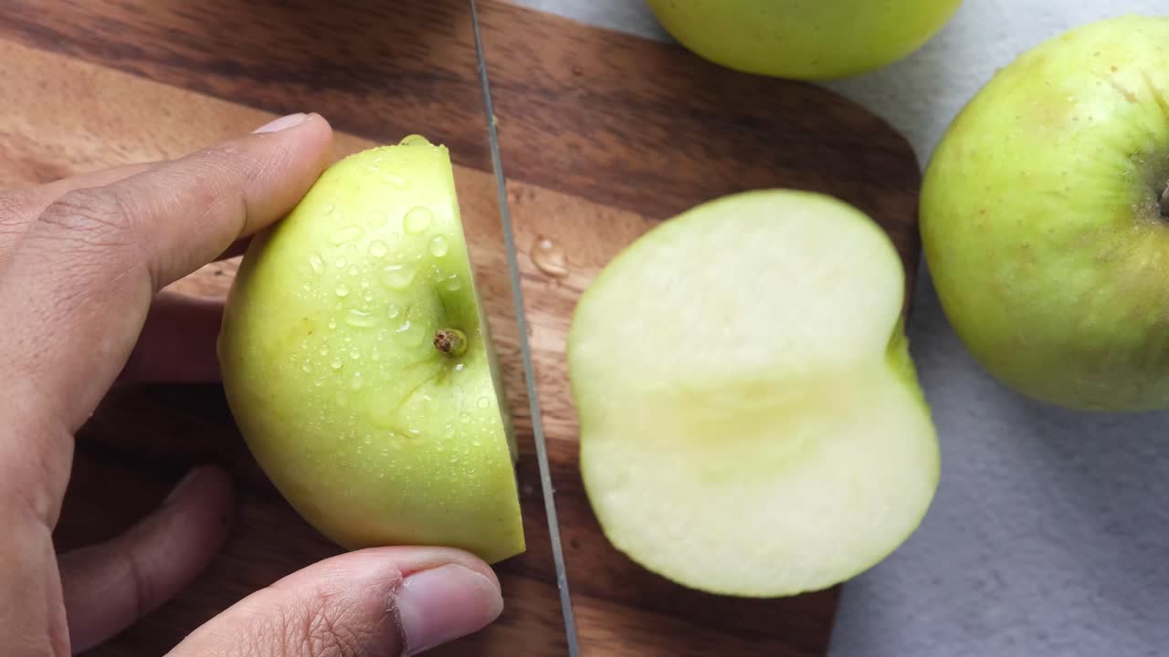 cortando una manzana verde