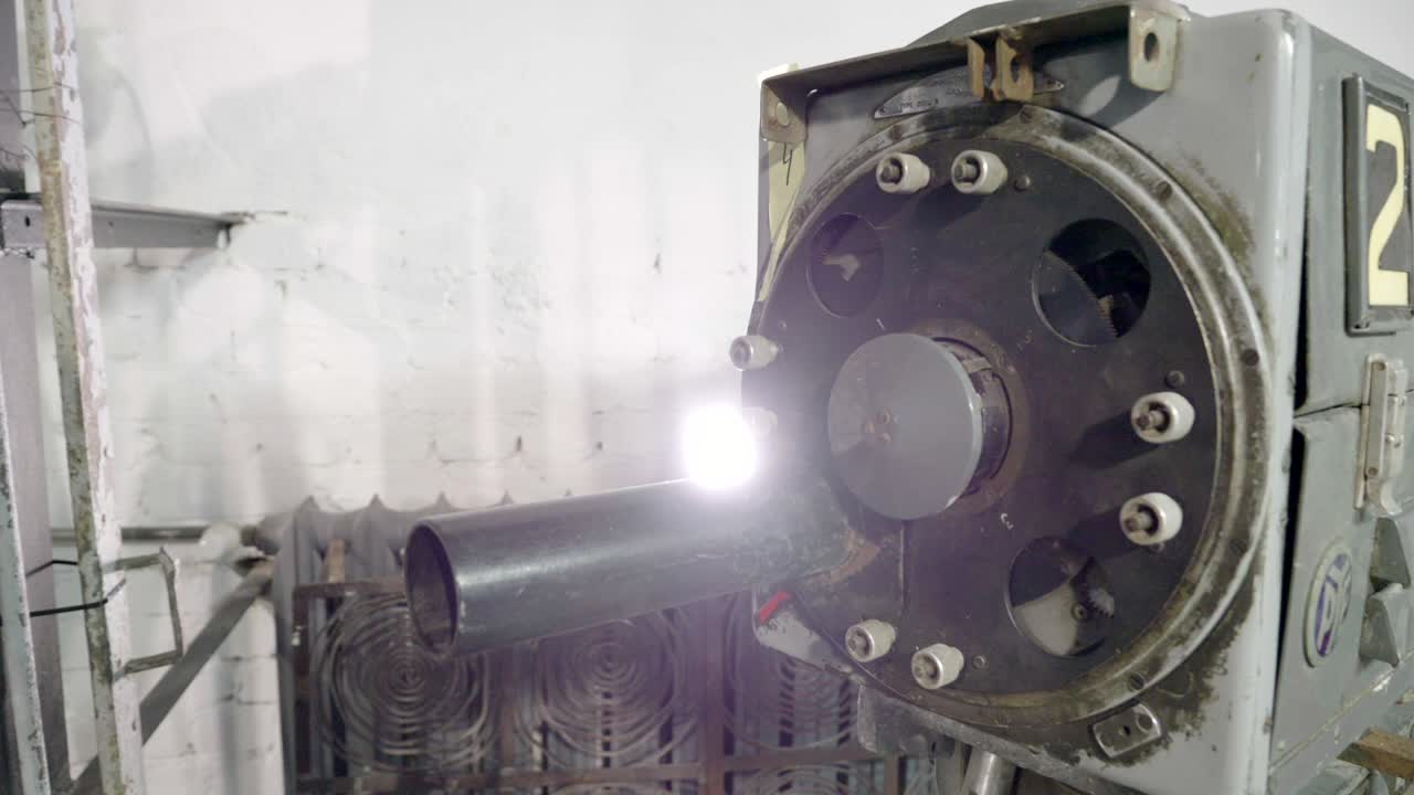 강력하고 오래된 텔레비전 카메라의 부품의 조각