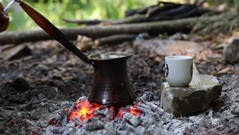 Traditionelles-Verfahren-Türkischen-Kaffee-Kochen