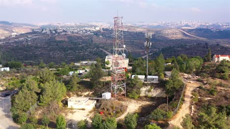 torre de telecomunicaciones en una región montañosa