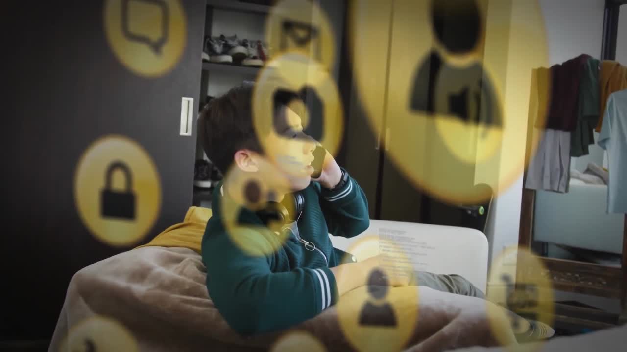 animación de iconos digitales y procesamiento de datos sobre hombre asiático usando teléfono inteligente.