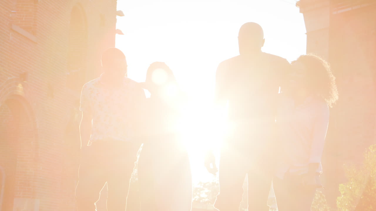 뉴욕 의 브루클린 다리 를 따라 걸어가는 친구 들 의 그룹