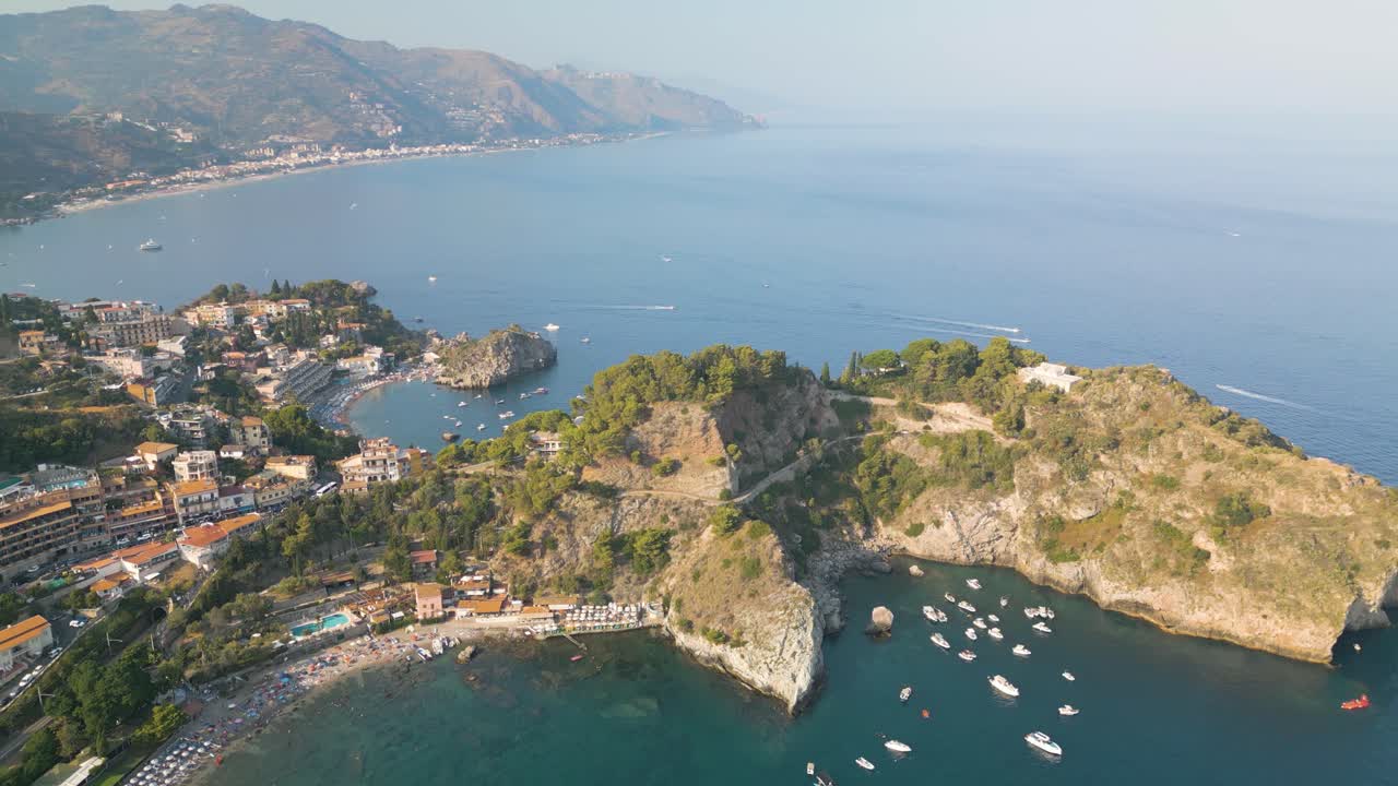 Splendida ripresa con drone sopra la costa di Taormina, nella città turistica siciliana.