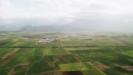 Atemberaubender-Luftpanoramablick-über-Felder-Und-In-Richtung-Berge