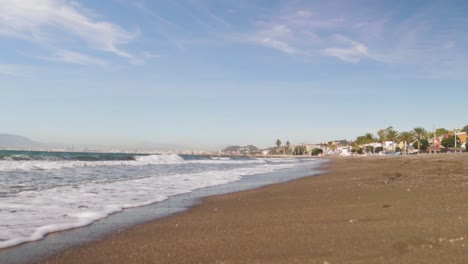 una captura de ángulo bajo de una bonita playa soleada en el mar mediterráneo en el sur de españa europa con pequeñas olas y nubes de velo