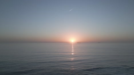 Hermosa-Puesta-De-Sol-En-El-Océano-Atlántico-En-La-Costa-De-Portugal