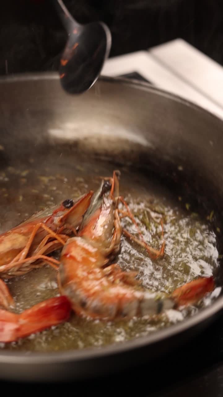 cocinar camarones en una sartén