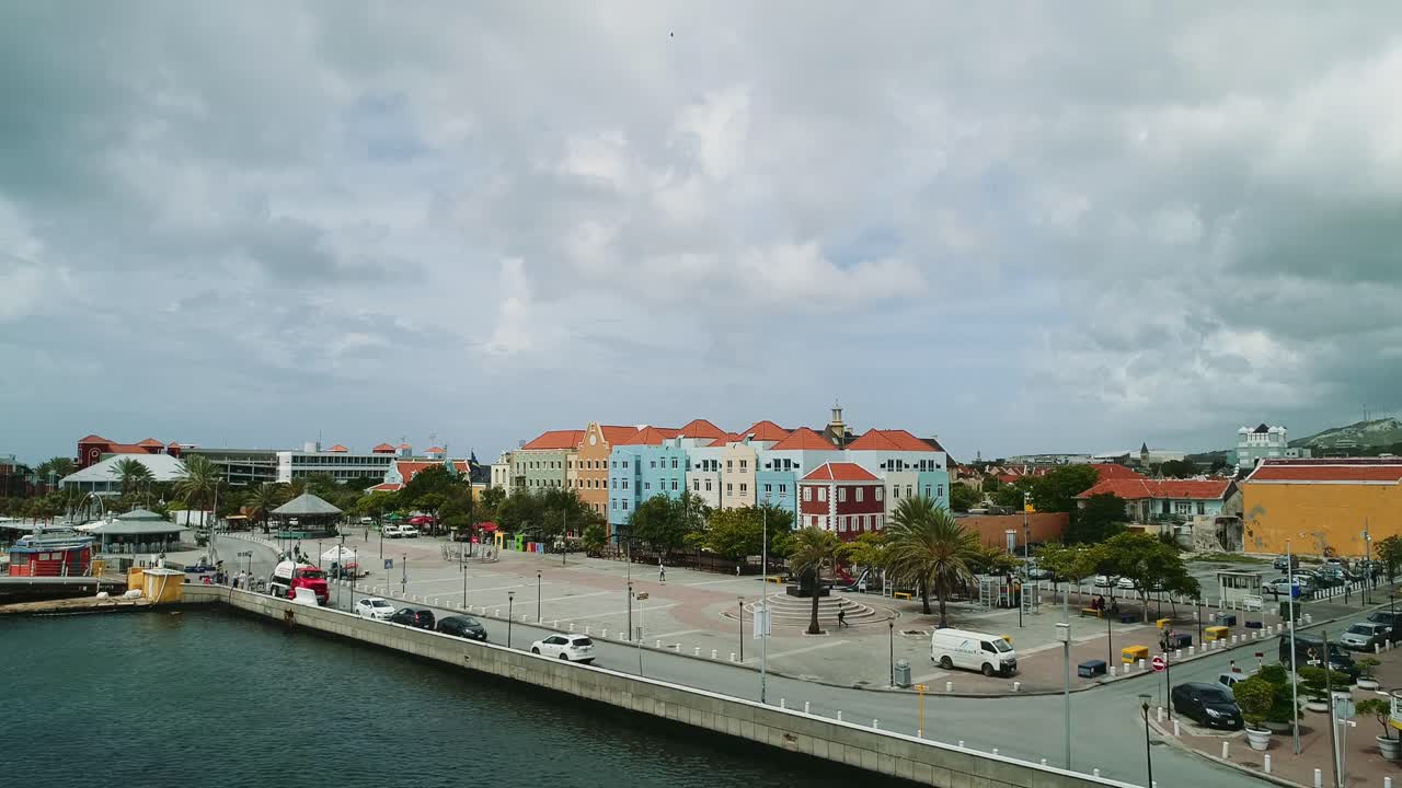 otrobanda old city quarter에 있는 건물의 조감도 otrobanda는 밝게 칠해진 식민지 시대 건물을 특징으로 합니다