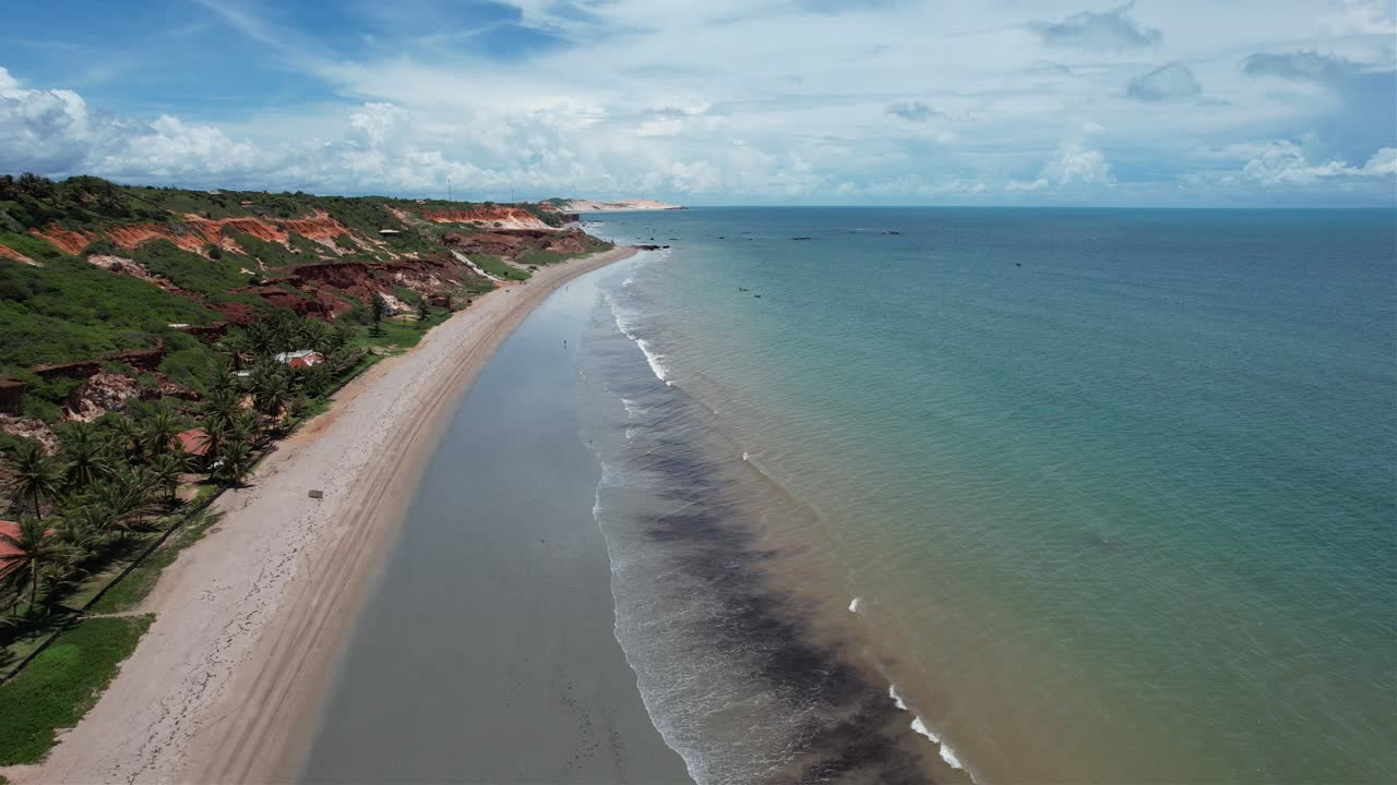 브라질 북동부의 푸른 바다와 평온한 물이 있는 작은 낙원 해변에서 드론과 함께 뒤로 움직입니다.