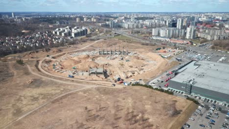 antena: restos del estadio nacional de vilnius durante la fase de destrucción en abril