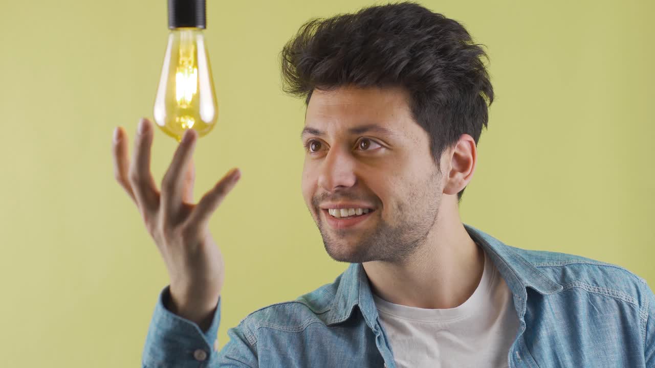 la inspiración del concepto y la iluminación de la idea. el hombre tiene dificultades para encontrar ideas.