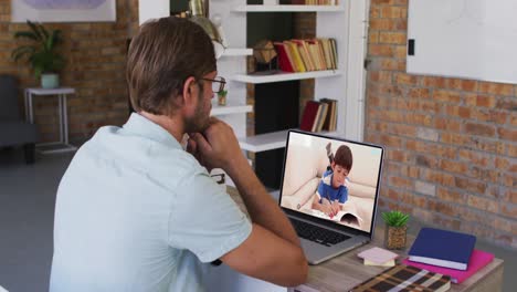 Kaukasischer-Männlicher-Lehrer,-Der-Einen-Laptop-Bei-Einem-Videoanruf-Mit-Einem-Schuljungen-Benutzt