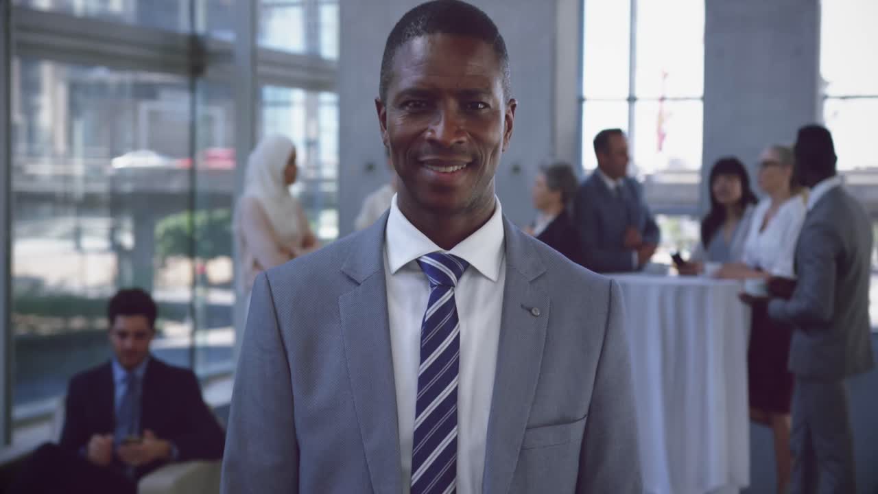 hombre de negocios mirando a la cámara en el vestíbulo de la oficina 4k
