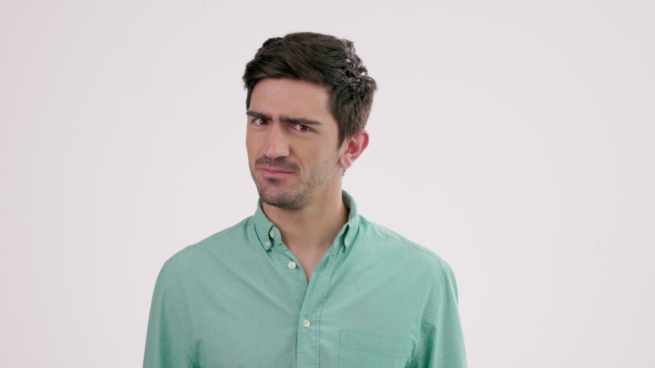 sorpresa, hombre y cara conmocionada en un estudio