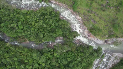 Descenso-De-La-órbita-Aérea-En-El-Río-Rocoso-Que-Fluye-A-Través-De-Prados-Verdes-Y-Bosques,-General-Viejo,-Costa-Rica