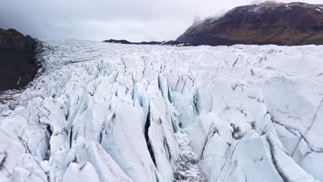 grietas, seracs y patrones de hielo impresionantes vislumbrados desde una vista aérea de un dron sobre un glaciar en islandia