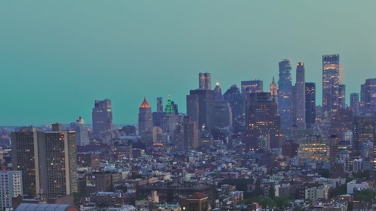 Vy över New York Citys skyline i skymningen med byggnader och ljus