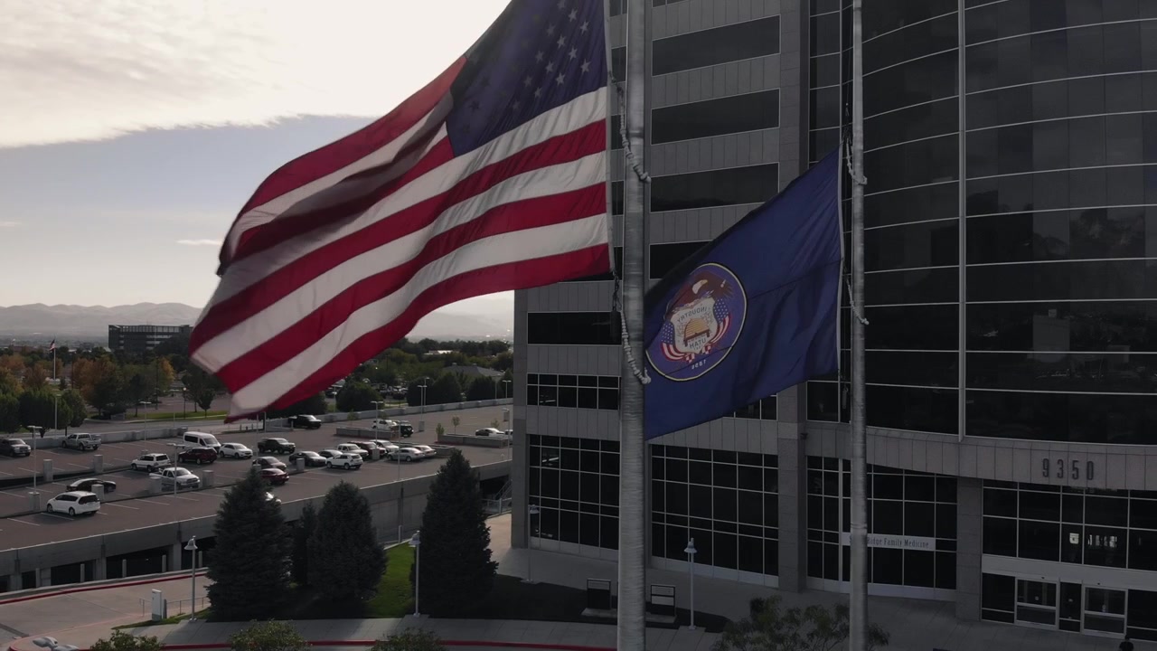 Ripresa ascendente con drone della bandiera dello Stato americano dello Utah.