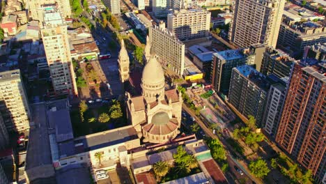 Vista-Aérea-De-La-Basílica-Del-Santísimo-Sacramento-En-Santiago-De-Chile,-Tiro-Inclinado-Hacia-Abajo