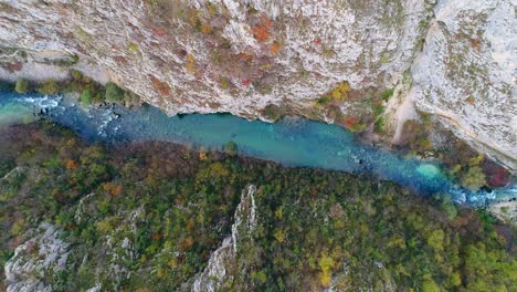 toma cenital del río turquesa una en ostrovica, bosnia y herzegovina