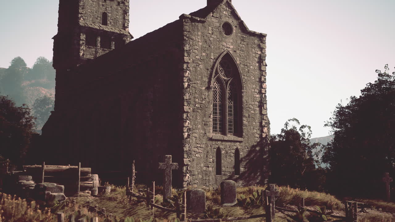 안개가 가득한 묘지에 있는 오래된 고 양식의 교회 의 무서운 폐허