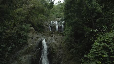 vista de dron descendente de una cascada épica en la selva caribeña de tobago