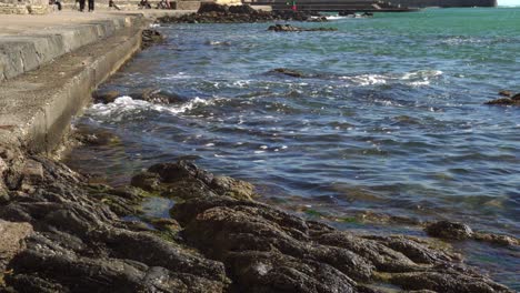 Pequeñas-Olas-Irrumpen-En-El-Camino-Costero-En-La-Base-De-La-Fortaleza-De-Collioure,-En-El-Sur-De-Francia