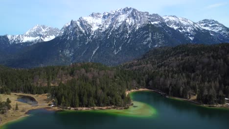 Incoming-drone-shot,-showing-the-Lauter-Lake-in-summer-with-Karwendel-mountain-in-the-background,-very-close-to-the-bavarian-town-of-Mittenwald-in-Germany