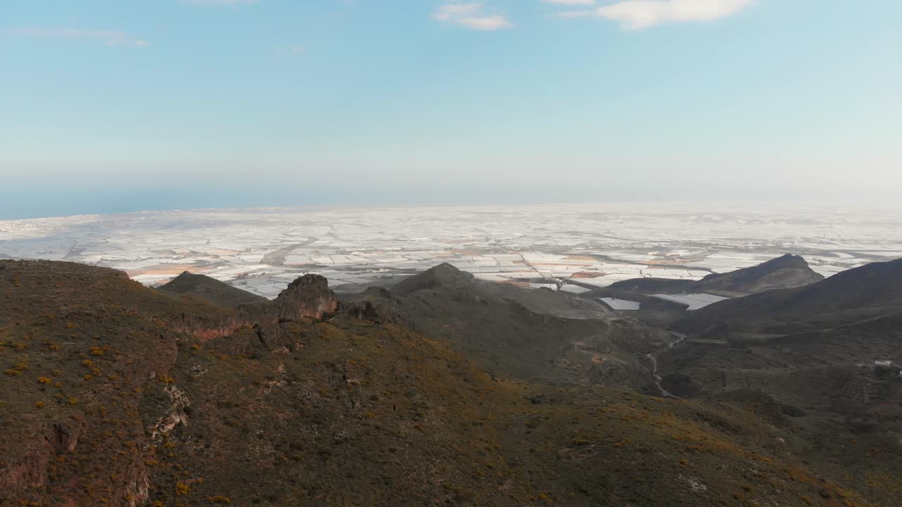 las montañas cerca de almería en el sur de españa con al fondo los invernaderos, tiro aéreo