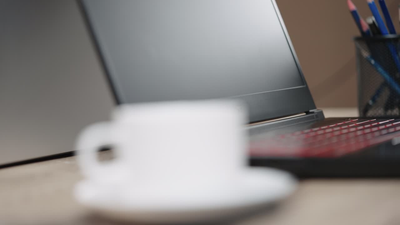 fotografía de cerca de las manos de una mujer de negocios escribiendo en el teclado de una computadora portátil para buscar información, soporte de comunicación en línea, investigación de mercadotecnia, informe de negocios en el escritorio de la oficina por la noche.