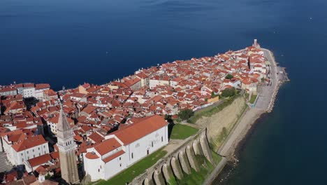 Toma-Aérea-Escénica-De-Drones-De-La-Ciudad-Costera-De-Piran-En-Eslovenia