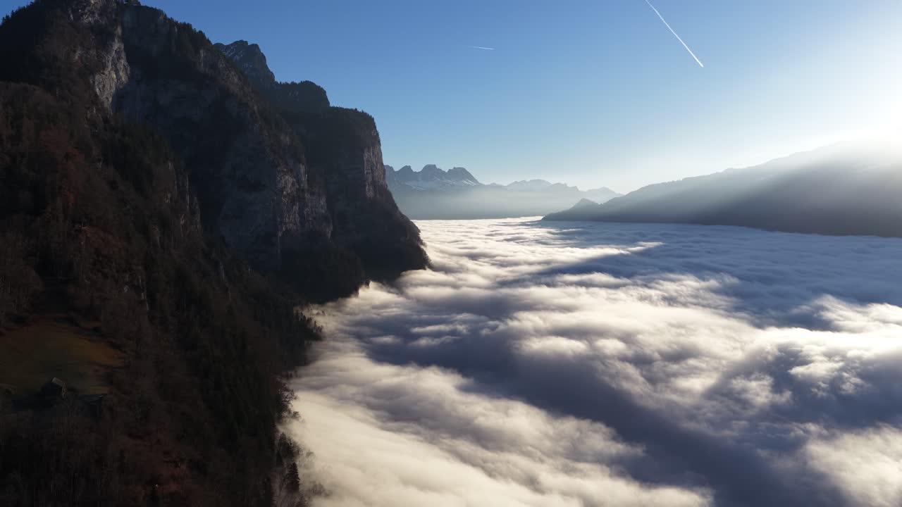 vista aerea delle Alpi svizzere che si ergono sopra le nuvole