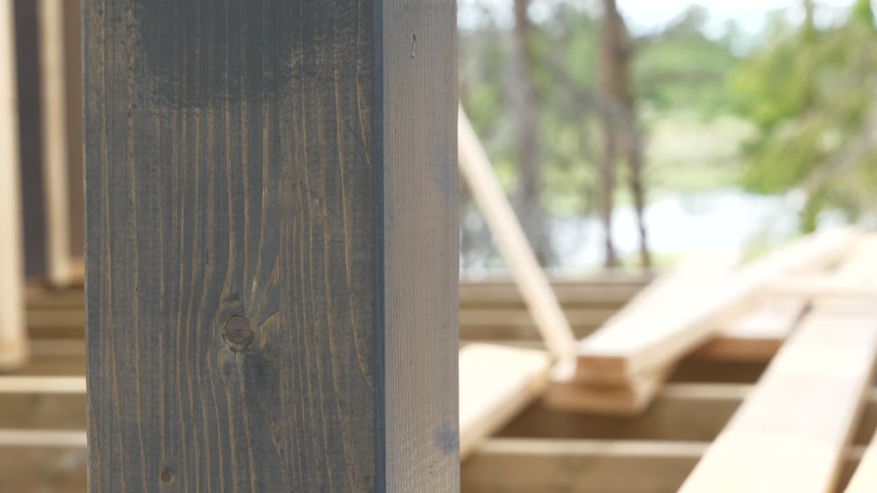 专业的画家用刷子画一座木屋,近距离拍摄