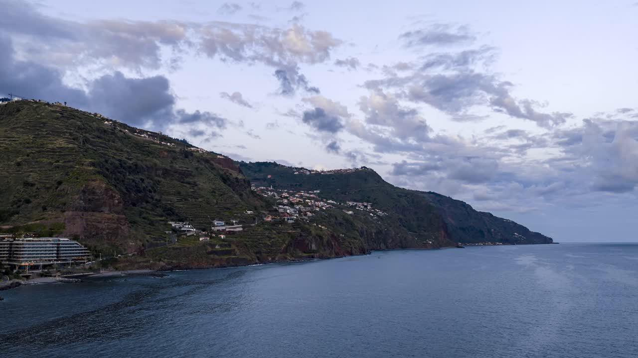 Bellissimo tramonto dorato sull'Oceano Atlantico e le scogliere di Calheta sull'isola di Madeira, Portogallo. Drone aereo, hyperlapse timelapse, spazio per il testo.