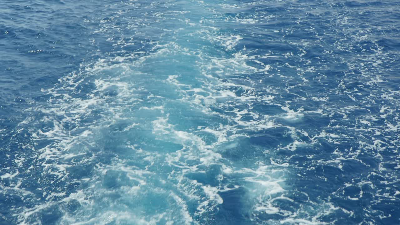 ボートの後ろで泡立つ水